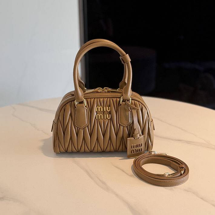 MIUMIU バッグ アウトレット